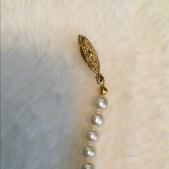 Pearl, Crystal and Gold Tone Necklace and Bracelet - Picture 4 of 5
